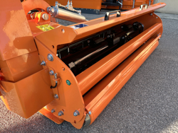 desbrozadora de brazo lateral dragon 180 con martillos